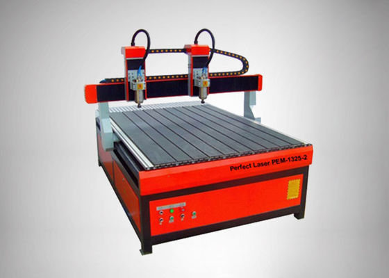 Macchina per il routing CNC a più mandrini con asse rotativo adatta a scolpire modelli di rilievo